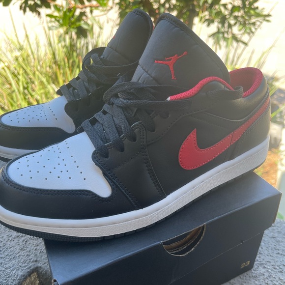Air Jordan 1 Low - Picture 1 of 8